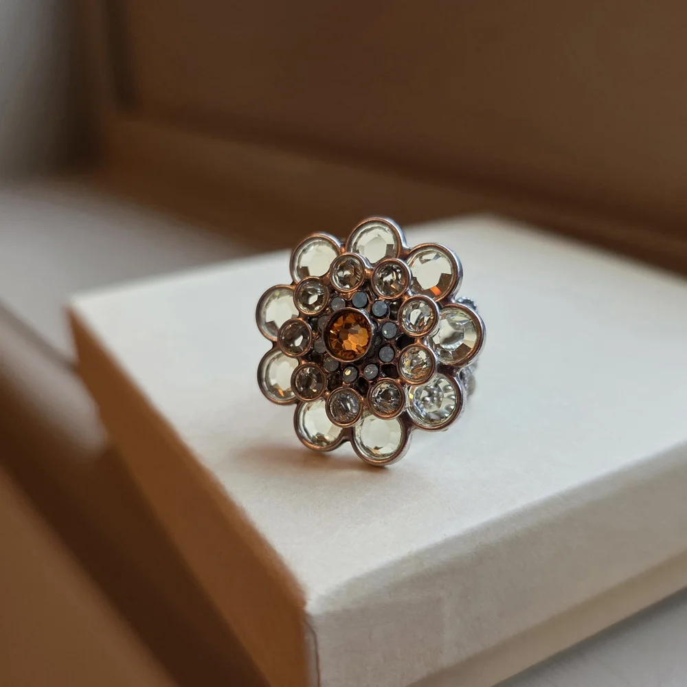 Sorrelli Floral Crystal Statement Ring – Champagne & Amber – Adjustable